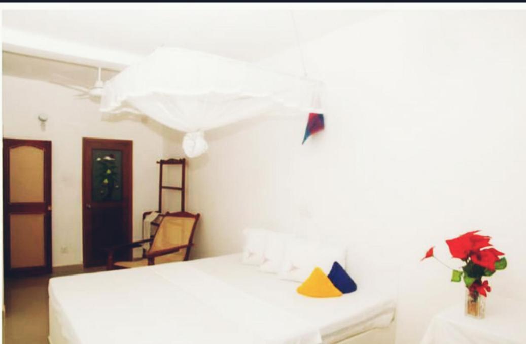 Githmini Beach House And Toures Hikkaduwa Exterior foto